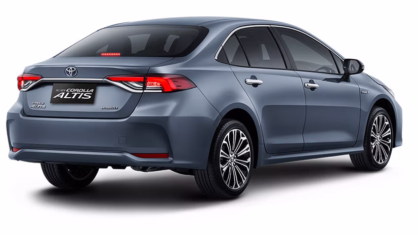 new-corolla-altis-hybrid-back